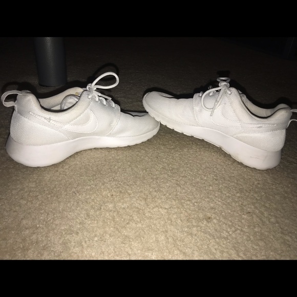 Nike Shoes - Nike Roshe Run